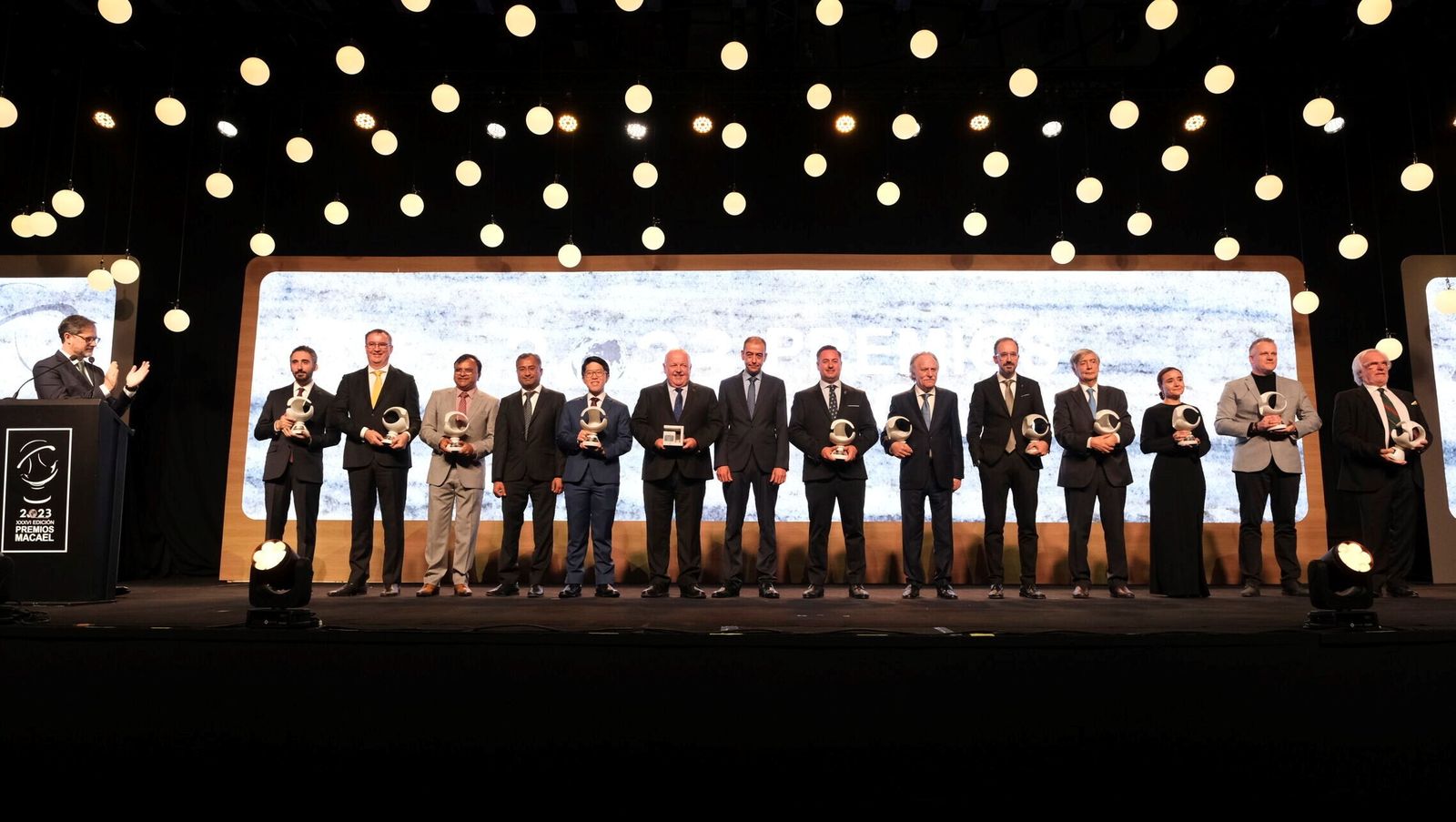 Foto de familia de todos los premiados en la Gala de los Premios Internacionales Macael.