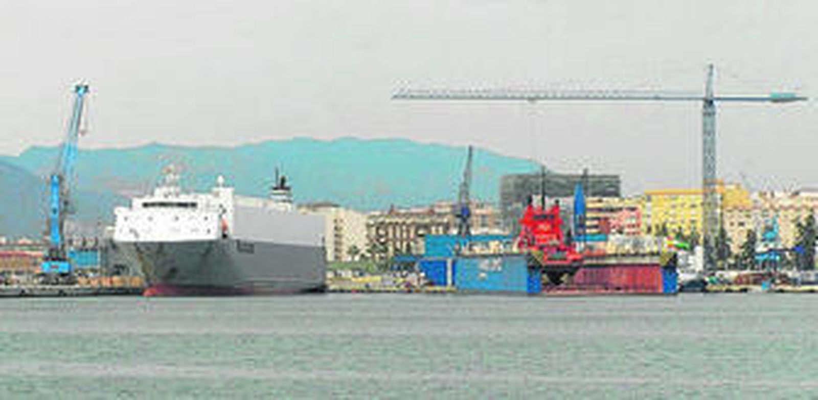 Buque reparando a flote en el muelle 6 junto a una embarcación del Salvamento Marítimo en el dique flotante.