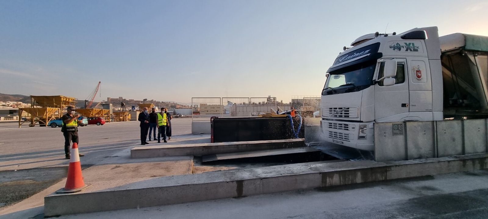 Dos estaciones lava-ruedas de camiones en el Muelle de Pechina del Puerto de Almería