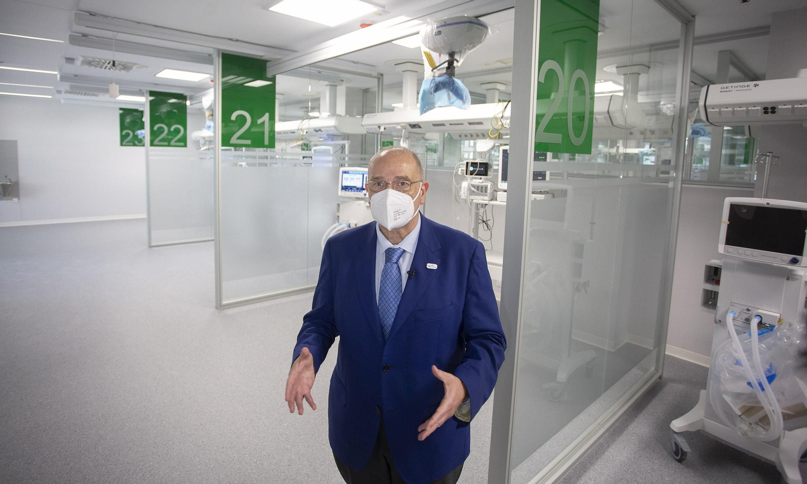 Las imágenes de la visita al interior del Hospital Militar de Sevilla