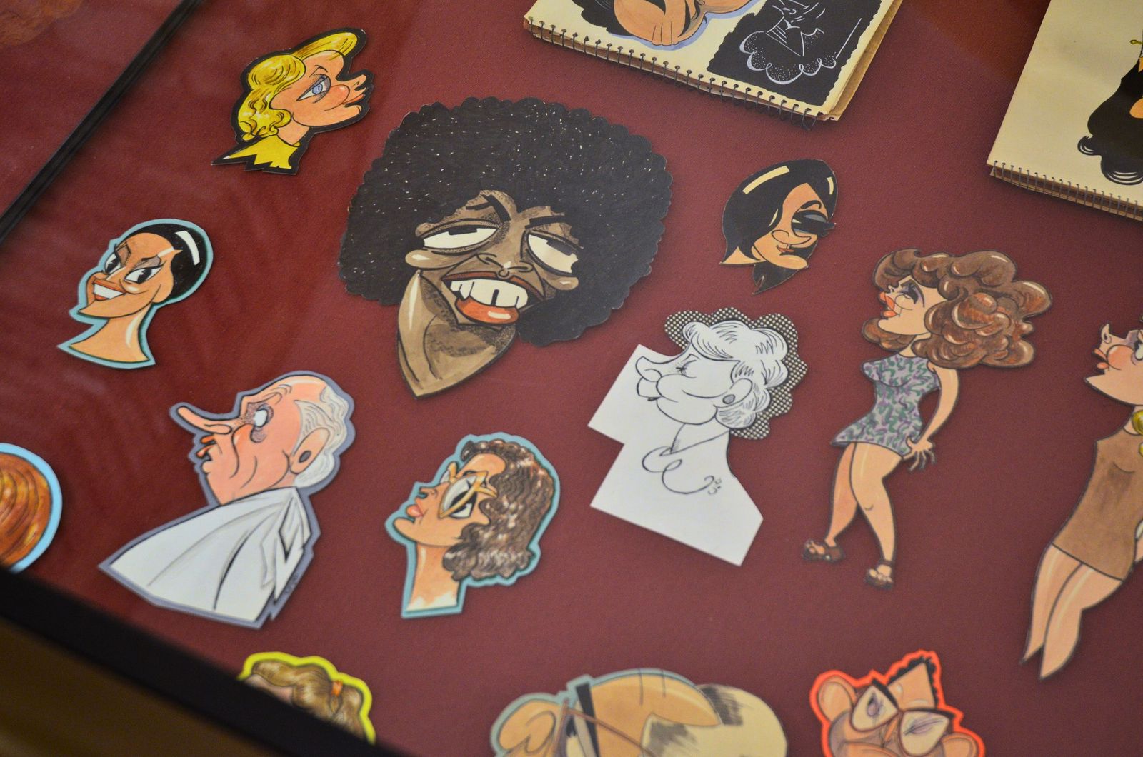 Más de 400 caricaturas para entender el Jaén del siglo XX: la obra de Juan Guzmán, en imágenes