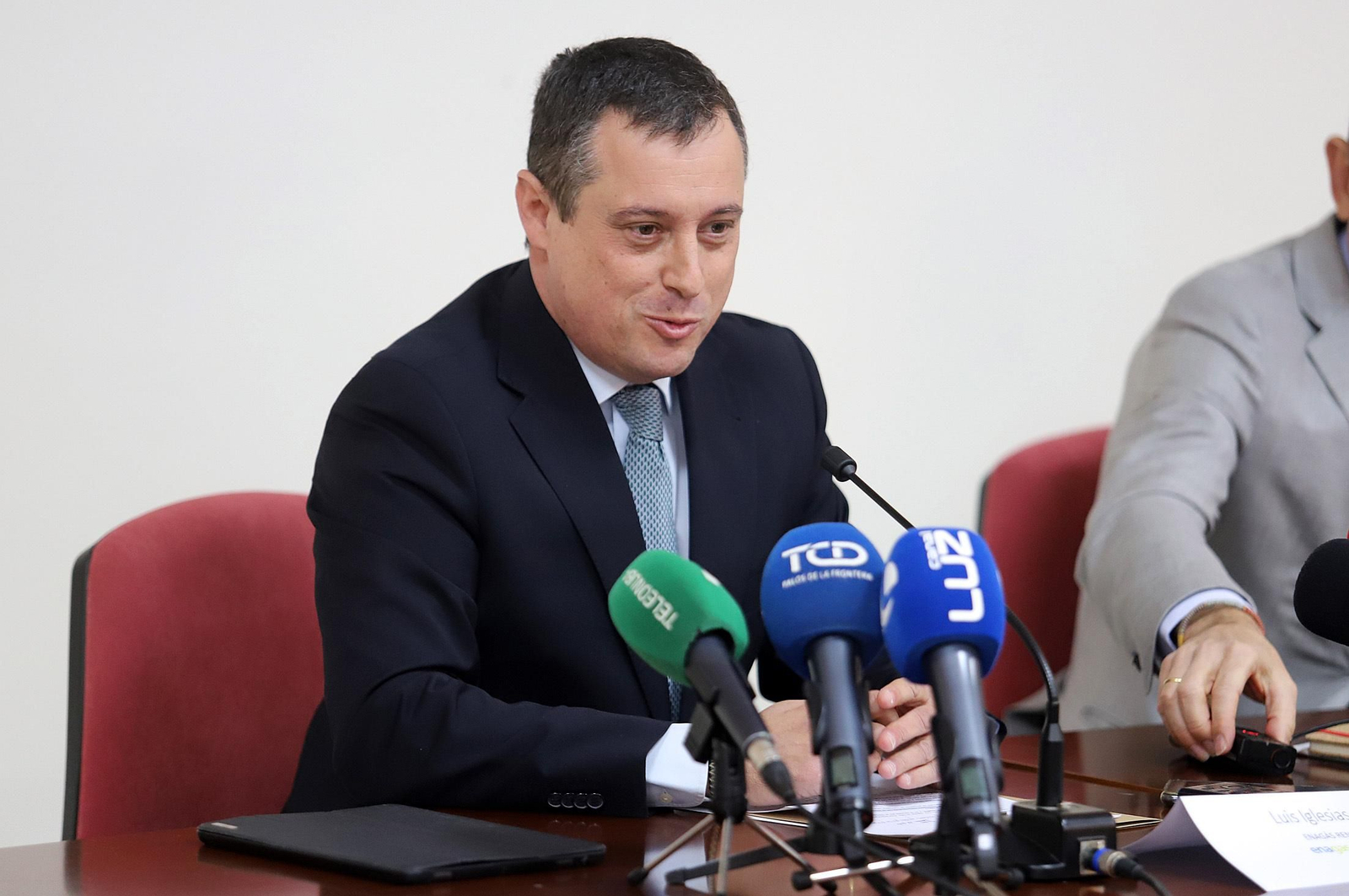 Imágenes del convenio entre Cepsa, Enagás Renovable y Alter Enersun para impulsar la descarbonización de la industria local y el transporte