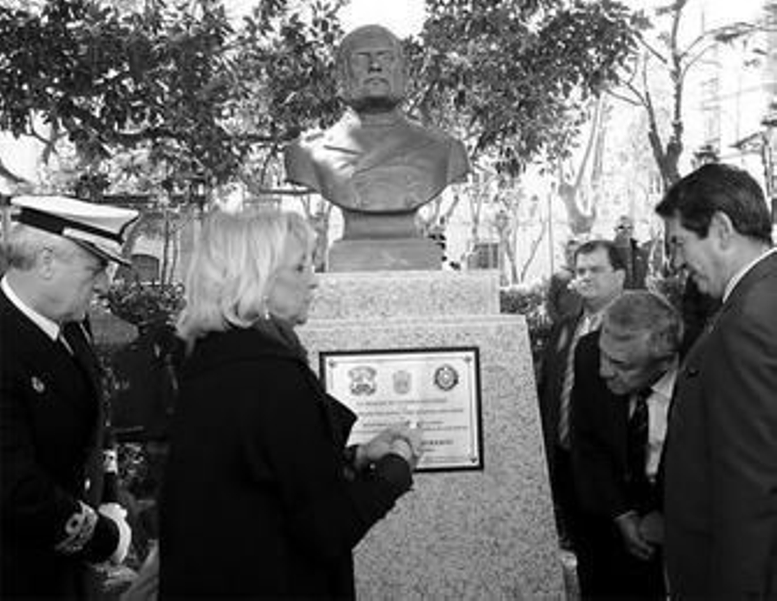 Momento en el que fue desvelado el busto del almirante Grau.