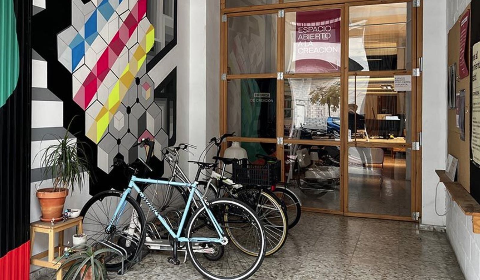 Entrada a Espacio Plástico.