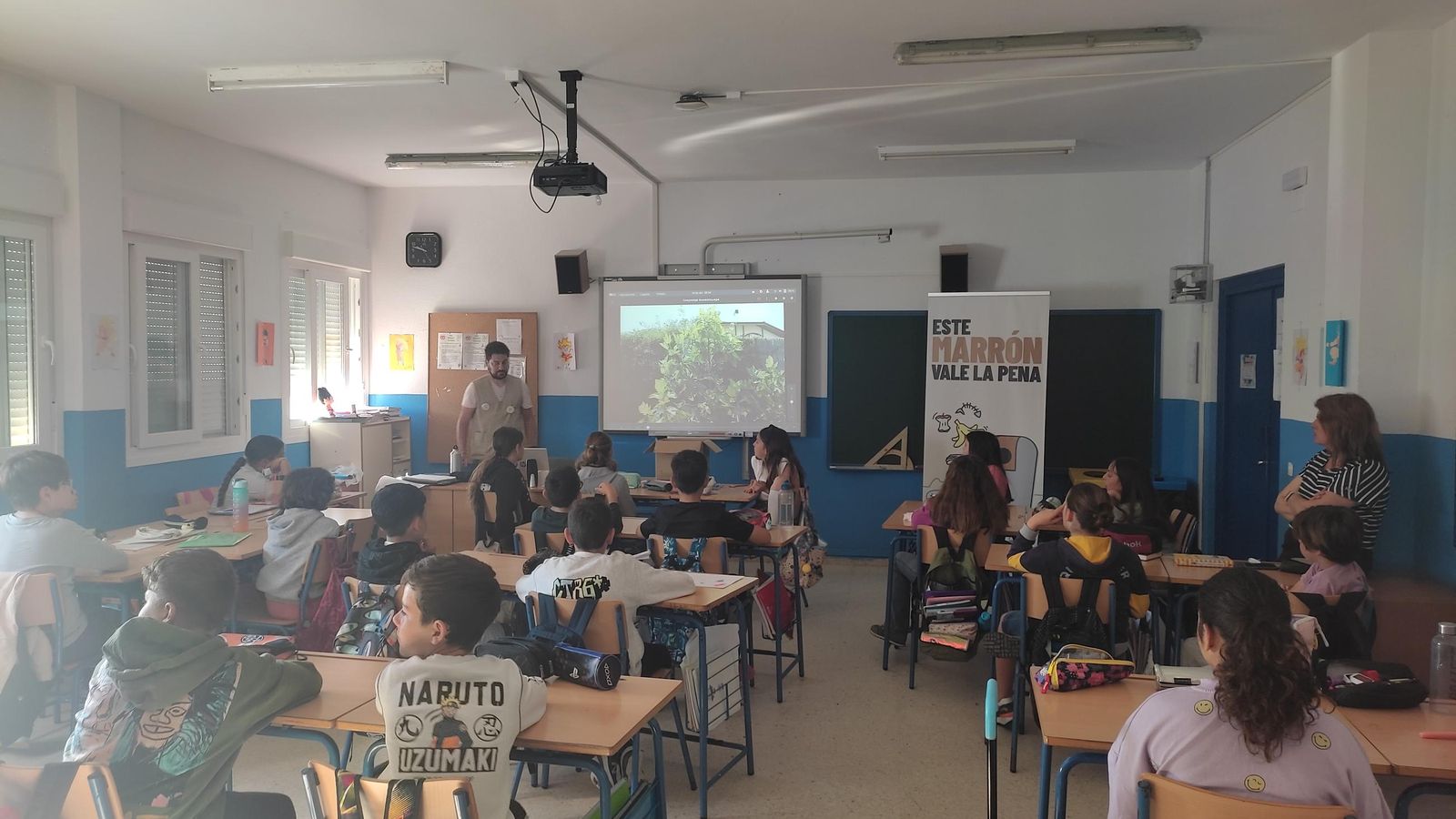 en esta campaña se han realizado acciones formativas, talleres, entrega de kit de compostaje (compostera, aireador, termómetro y guía) para facilitar el aprovechamiento de los residuos orgánicos en los centros educativos.