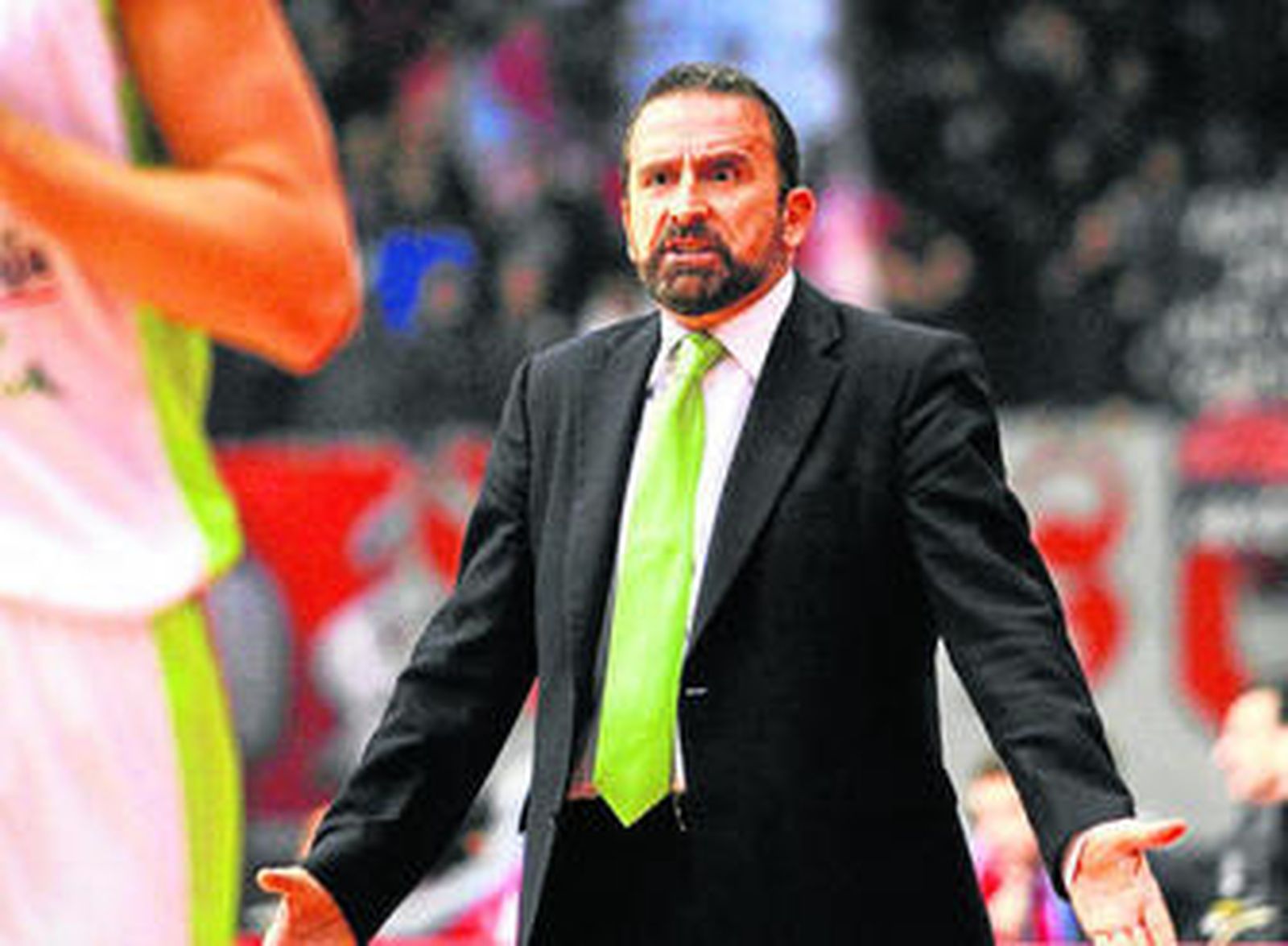 Plaza pide más intensidad a los jugadores en un lance del encuentro.