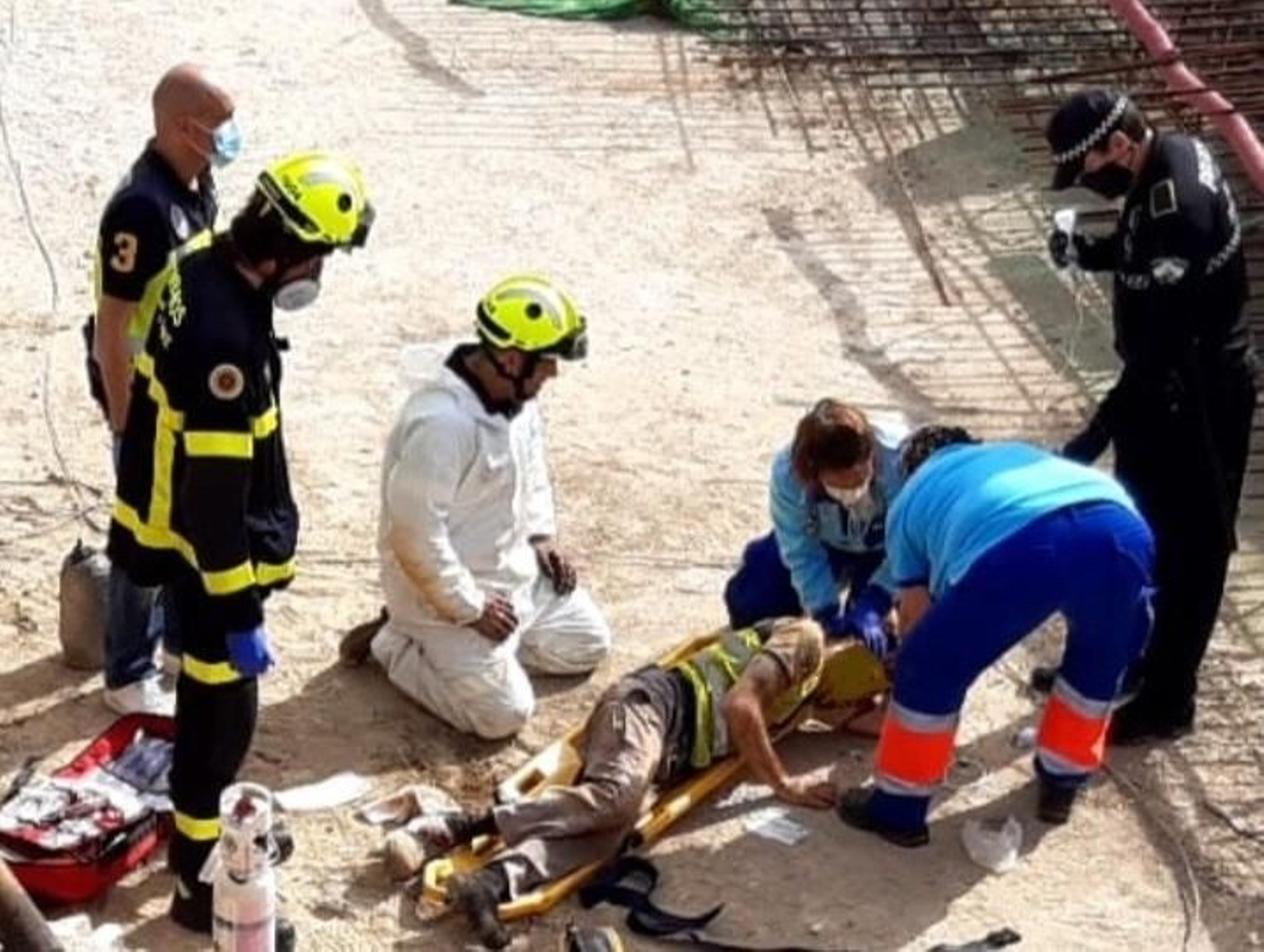 Sanitarios, bomberos y Policía Local atienden al obrero accidentado en la Ronda del Estero.