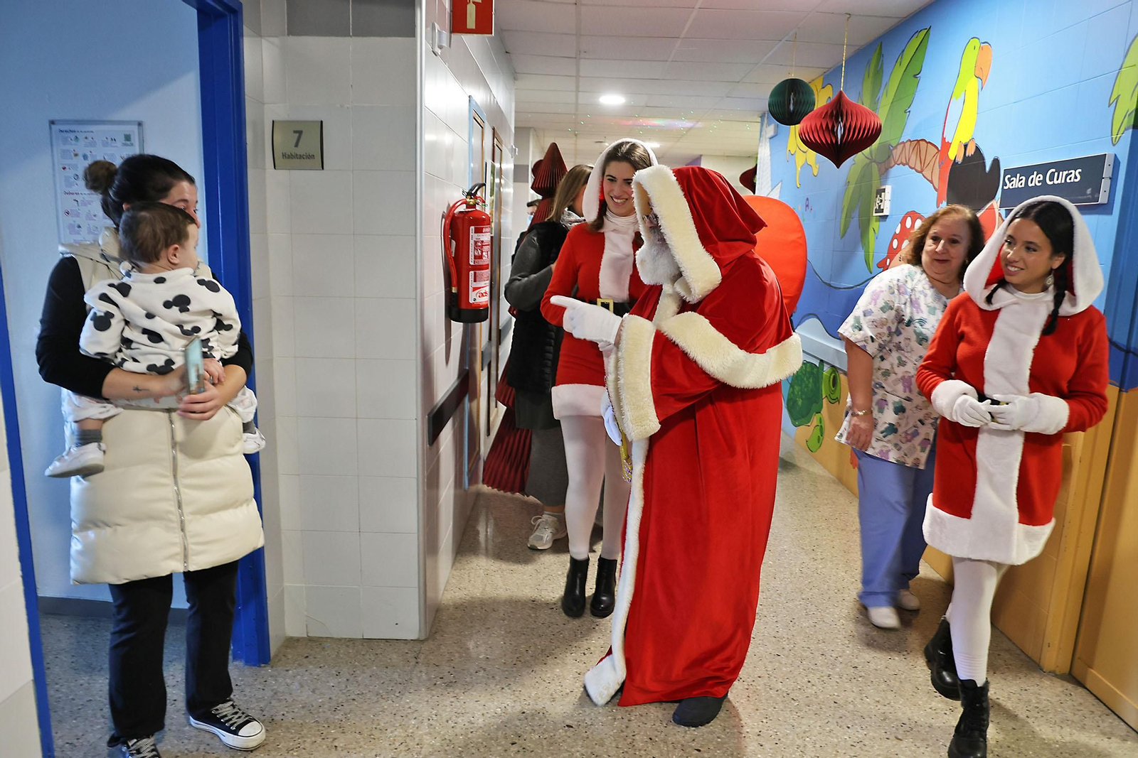 La mágica visita de Papá Noel a el Patio del Amor de Pediatría del Hospital Juan Ramón Jiménez