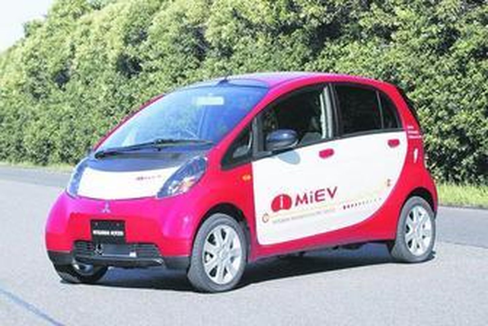 Tiene una autonomía de unos 130 km y alcanza una velocidad máxima de 130 km/h.