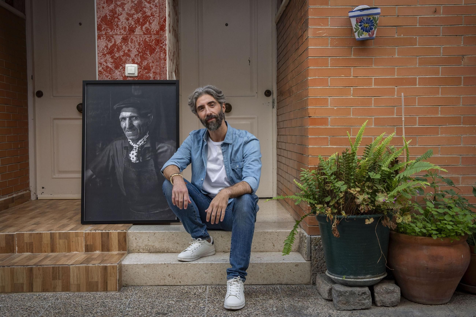 Pedro Garrido, Niño de la Fragua, con una foto del Tío Juane, su abuelo. Pedro Garrido, Niño de la Fragua, con una foto del Tío Juane, su abuelo.