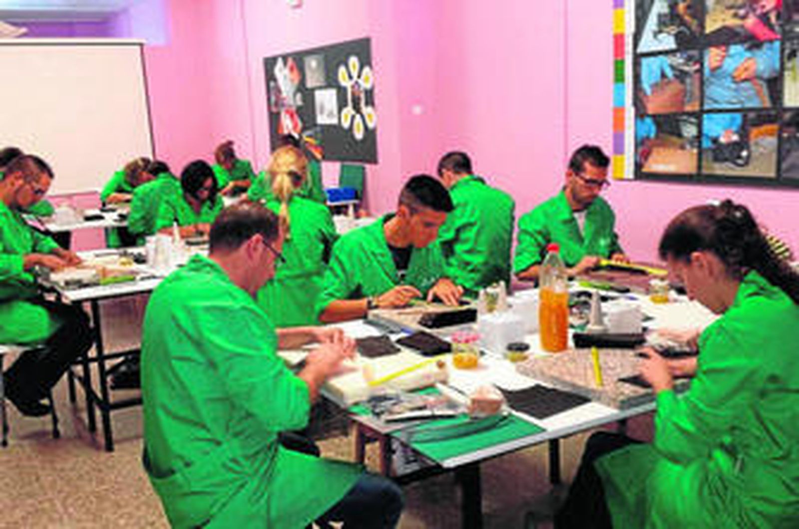 Los alumnos iniciando su formación en la manufactura de la piel.