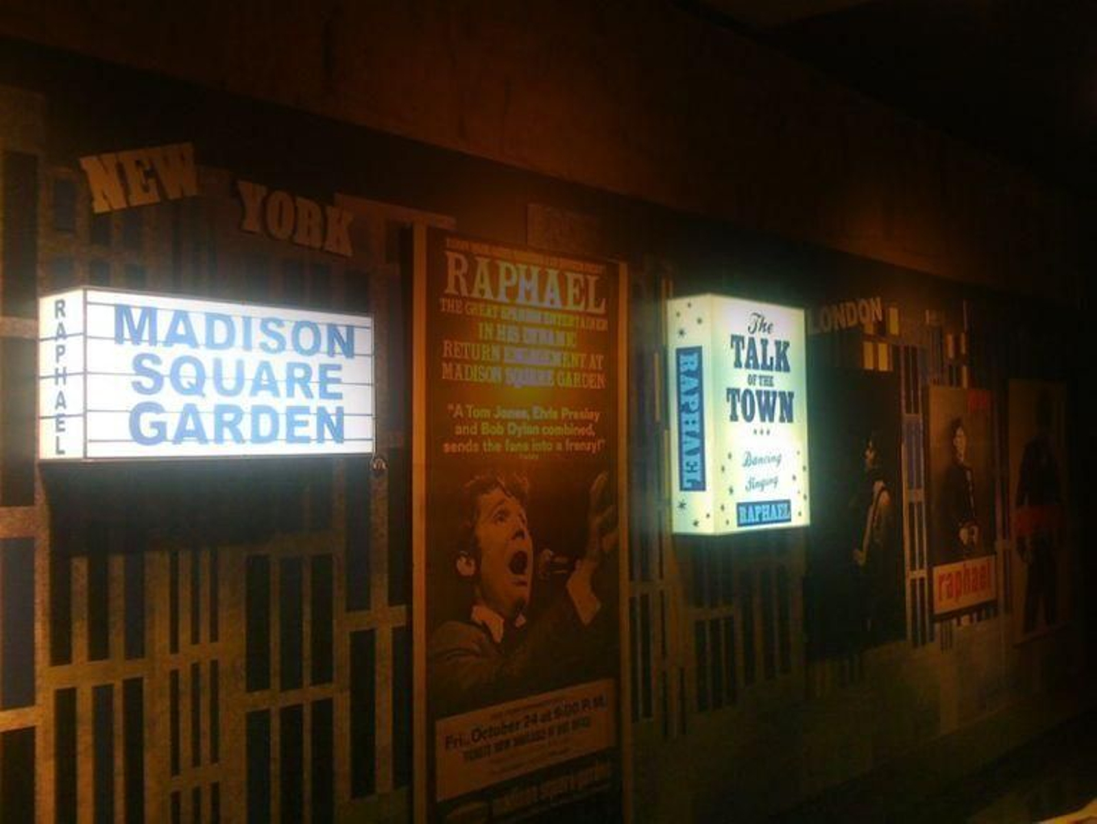 El Museo Raphael cuenta con carteles originales de sus actuaciones más insignes, como la del Madison Square Garden de Nueva York.