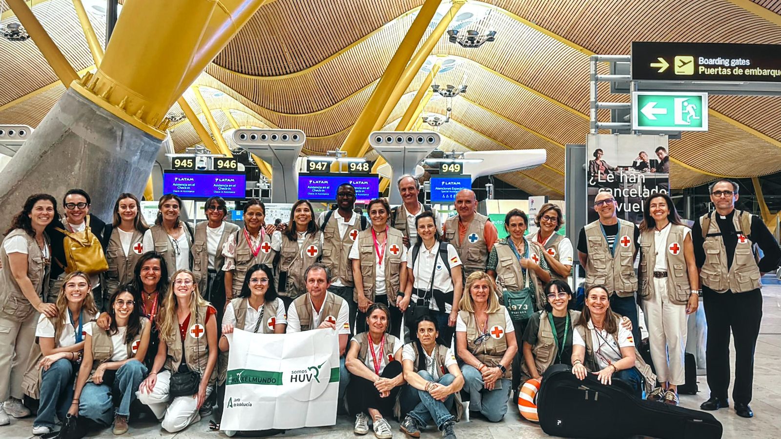 Un equipo de sanitarios cooperantes el día de su viaje en el aeropuerto de Sevilla.