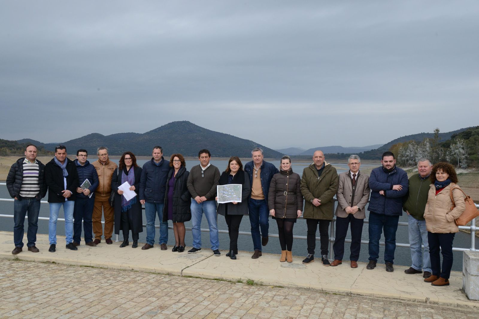 Los alcaldes de la Sierra Morena de Sevilla con la diputada de Infraestructuras Supramunicipales, Trinidad Argota, ante el embalse de riego del Pintado.