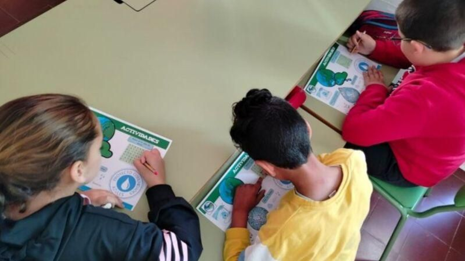 Varios alumnos participan en uno de los talleres sobre el agua.