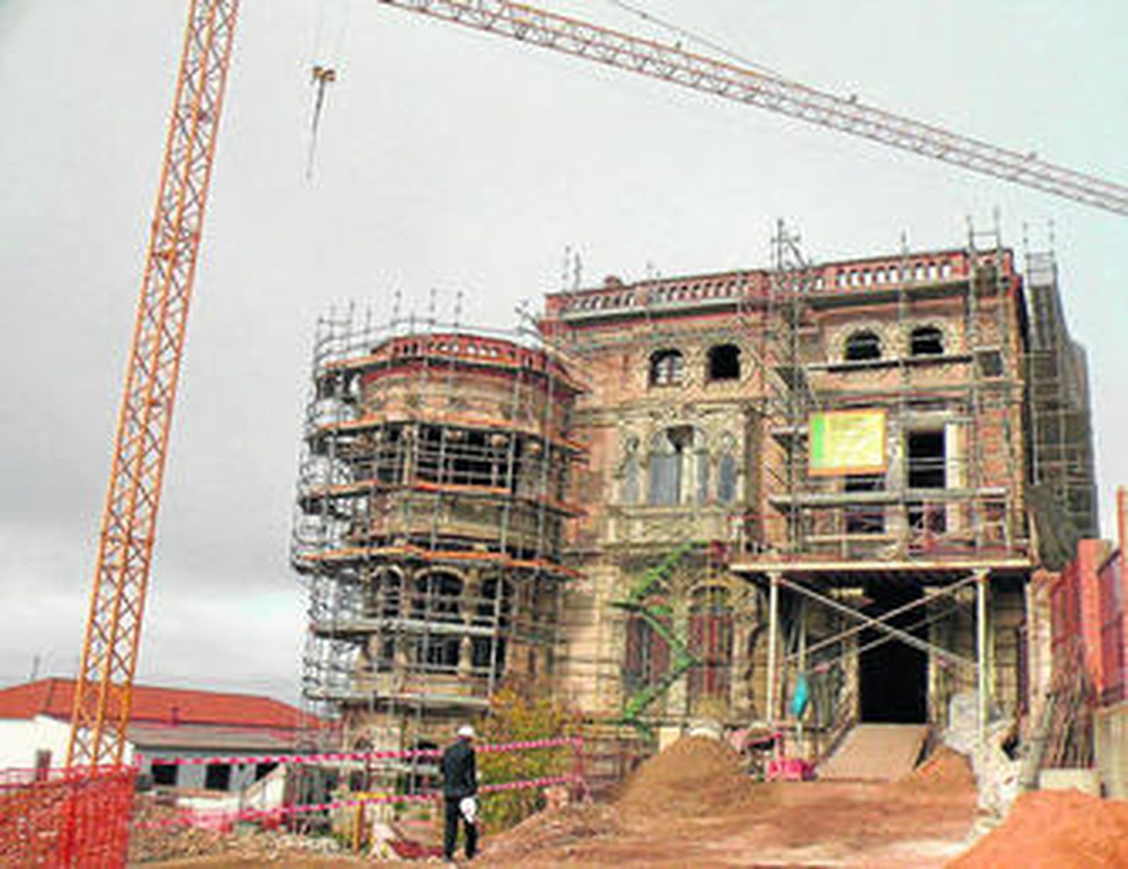 Las obras de rehabilitación han llenado de andamios el palacete de la época Modernista .