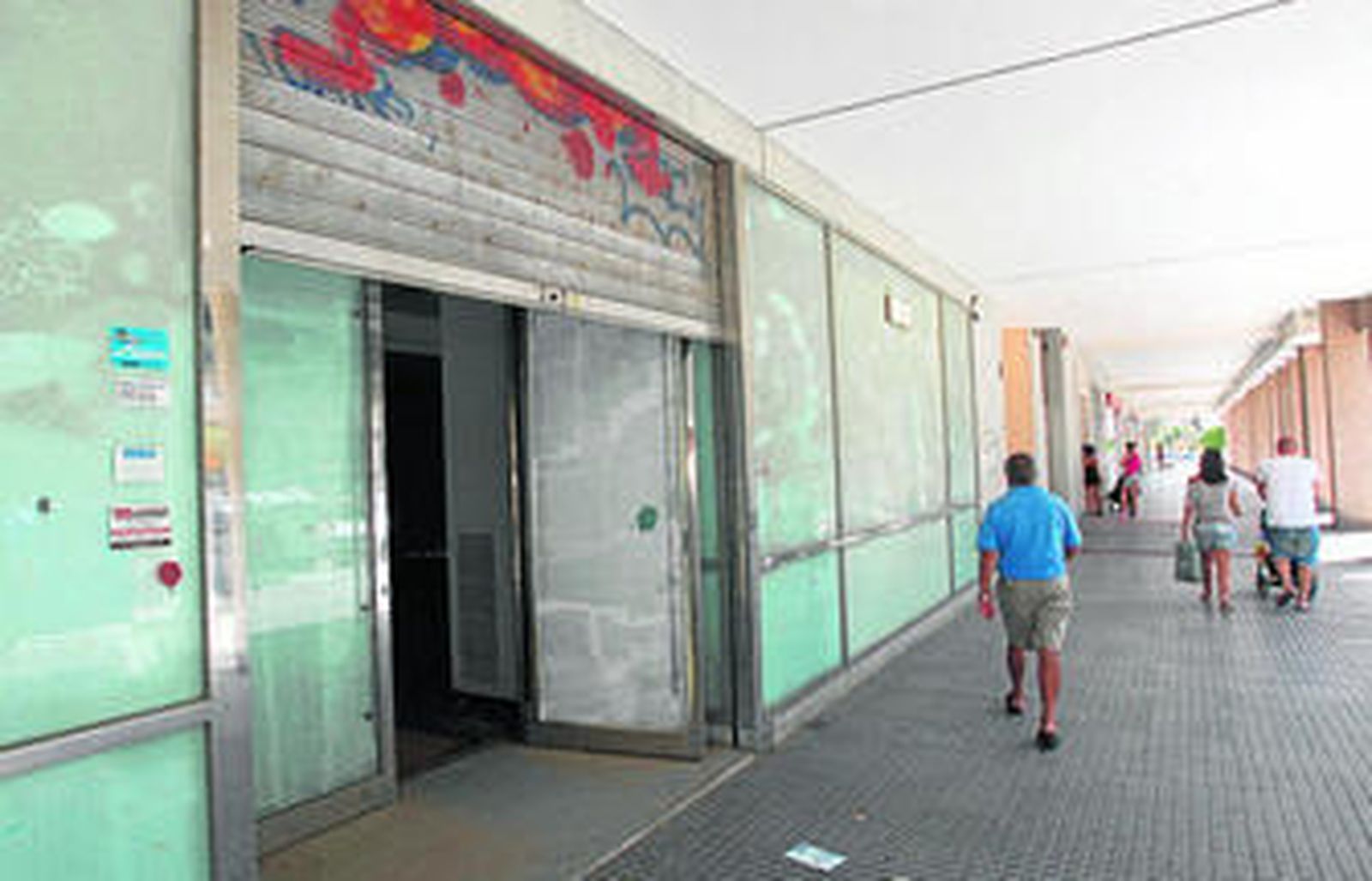 La firma MGI abrirá su primera tienda en Cádiz en este local de la avenida de las Cortes, en Astilleros.