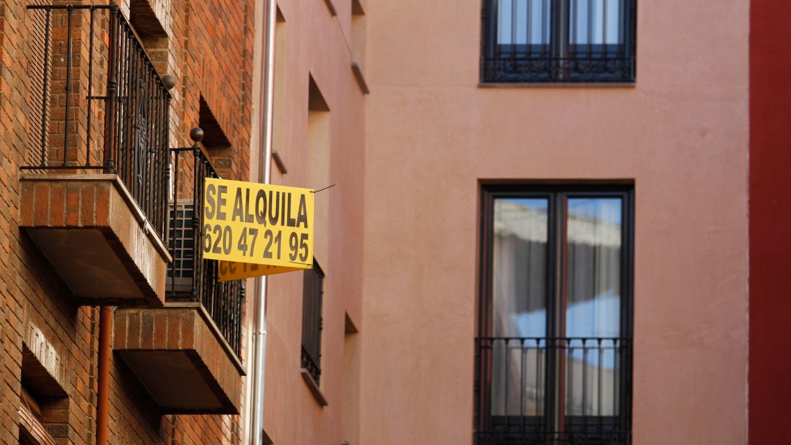 Un cartel de "se alquila" en la calle.