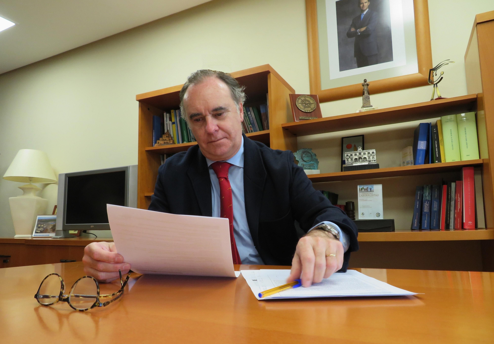 El delegado de Empleo en Huelva, Antonio Augustín, en su despacho.