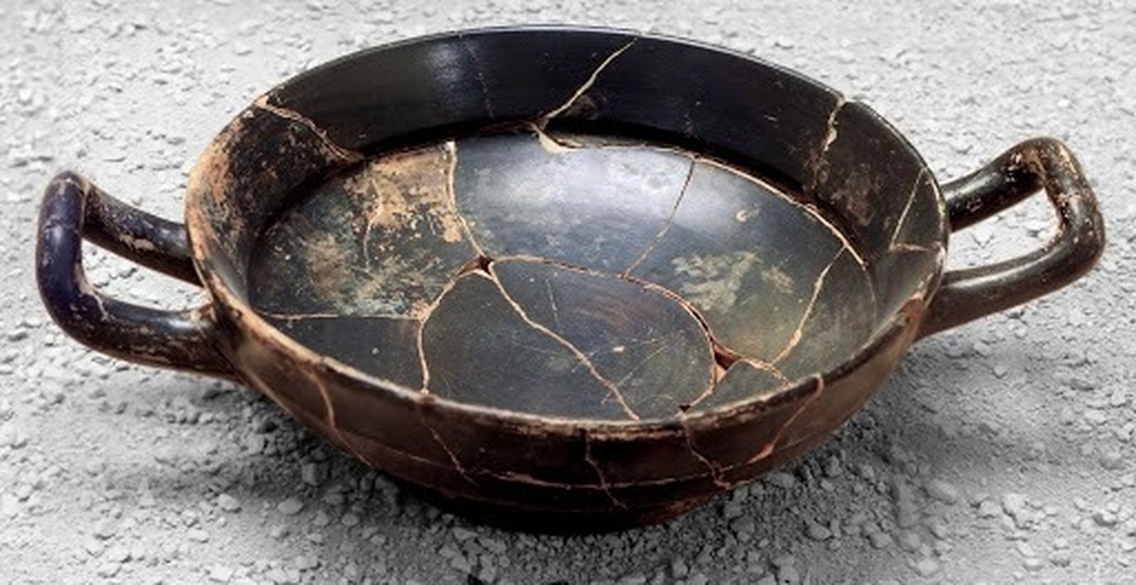 Copa tipo “Cástulo” procedente del yacimiento de Linares (Jaén). Fragmentos de esta clase de vaso cerámico de origen griego (siglos V-IV a.C.) se han hallado en el yacimiento de Cerro del Prado.