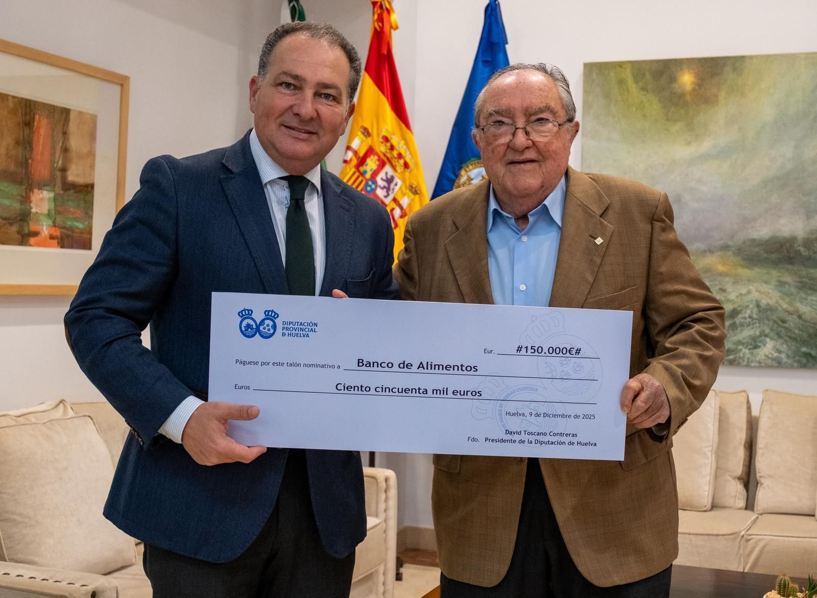 David Toscano entregando un cheque con el valor del aporte de la institución a Juan Manuel Díaz.