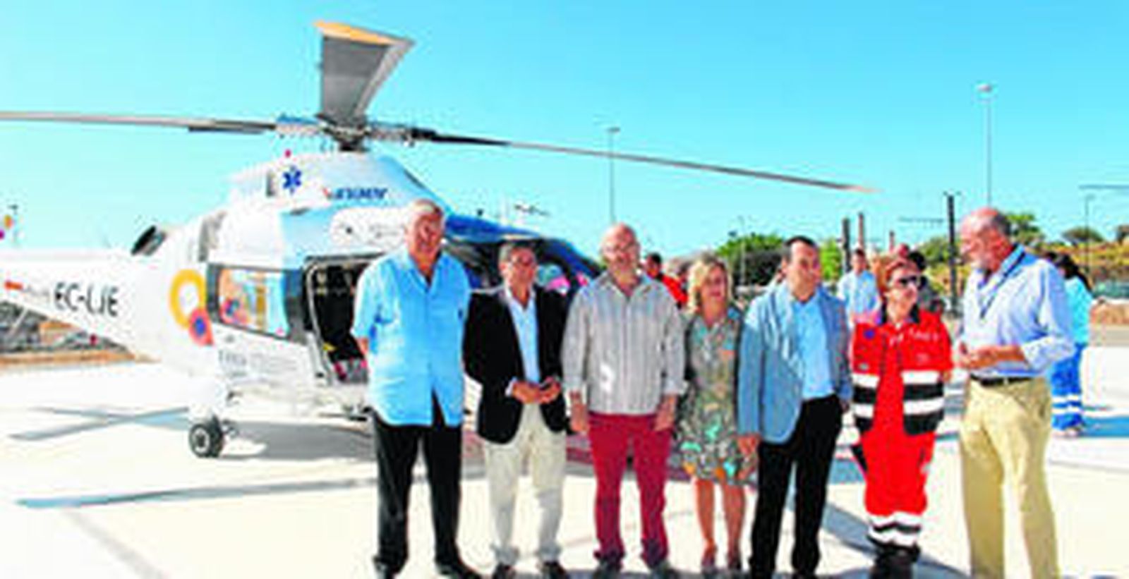 Ruiz Espejo, junto a Tundidor y Moreno, ayer junto al nuevo helipuerto construido en el Hospital Comarcal de la Axarquía.