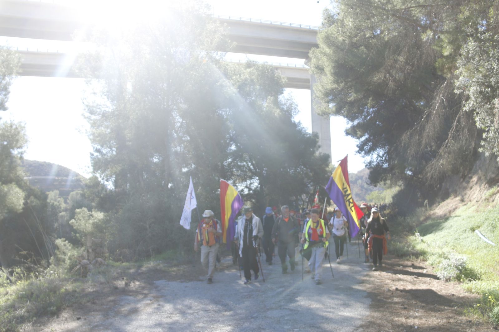 Cientos de personas participan en la marcha de la Desbandá