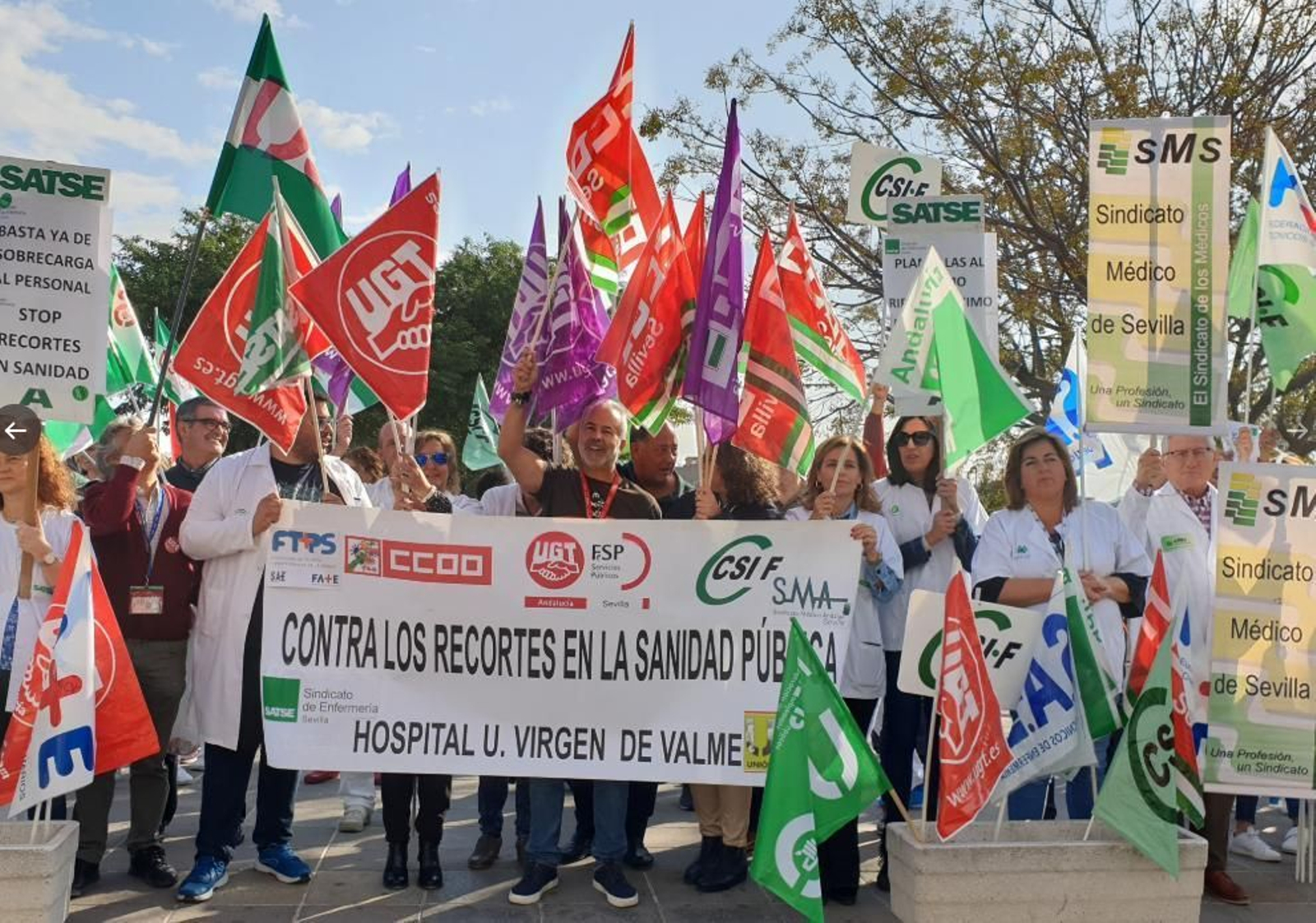Personal sanitario del Virgen de Valme protesta frente al hospital para denunciar la precariedad de la plantilla.
