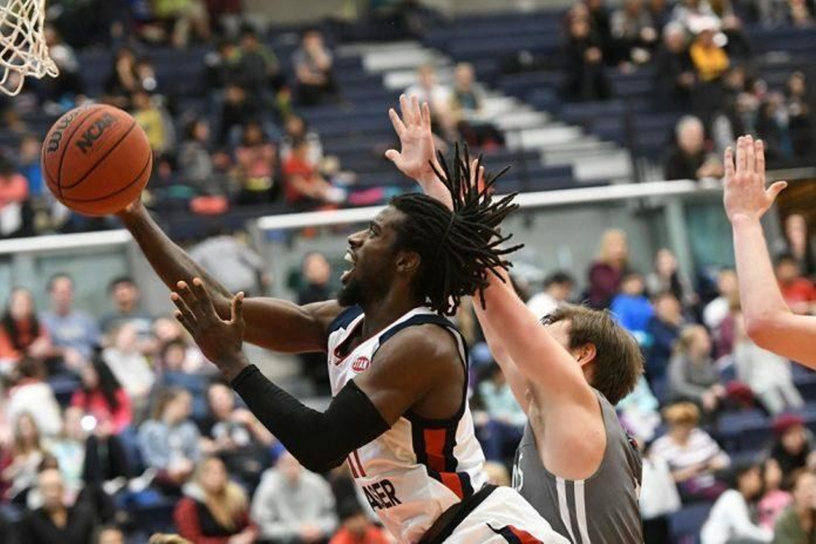 Kedar Salam entra a canasta durante su etapa en Canadá