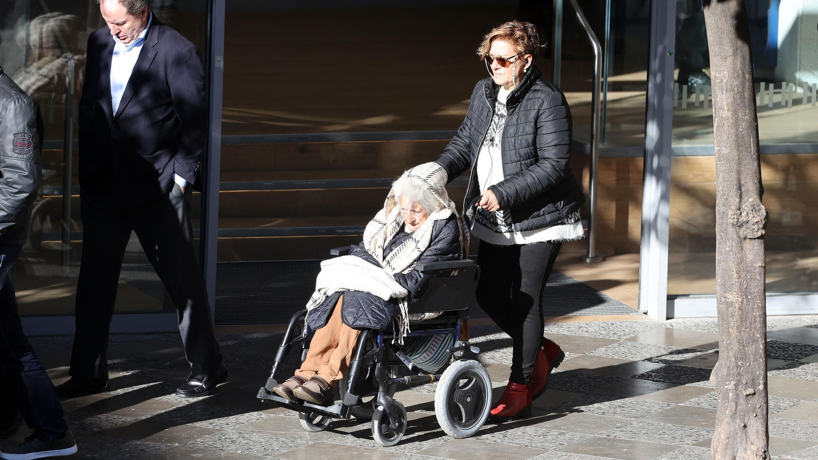 varias personas caminan abrigadas por la calle Larga en el centro de Jerez varias personas caminan abrigadas por la calle Larga en el centro de Jerez