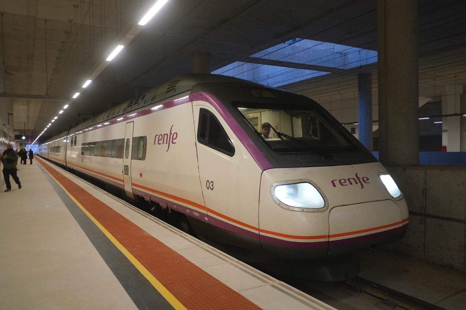 Un tren de alta velocidad este miércoles en la nueva estación AVE de Antequera. Un tren de alta velocidad este miércoles en la nueva estación AVE de Antequera.
