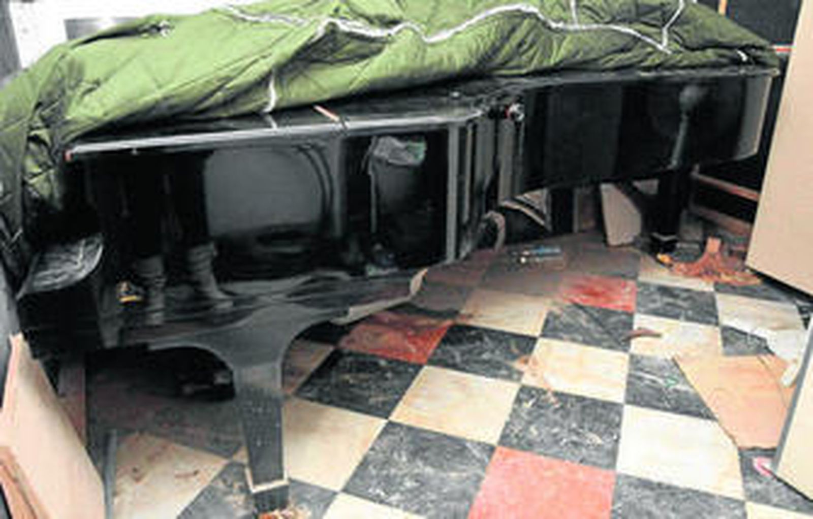 El piano de cola estaba abandonado en un trastero del Palacio de la Merced.