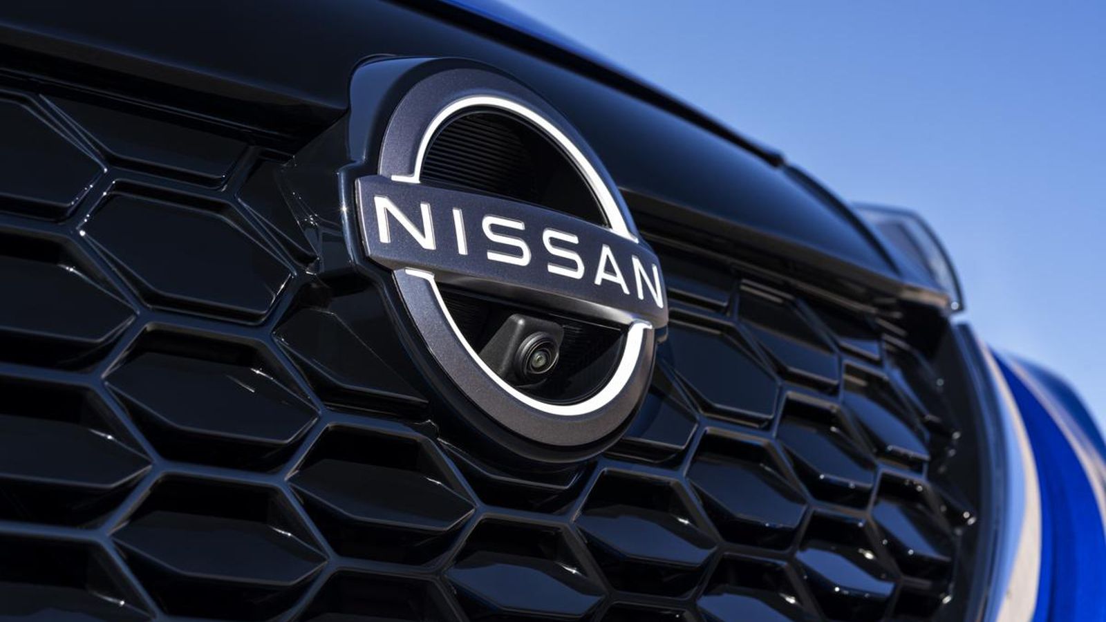 La tira negra superior del la parrilla es semejante a la que se encuentra en los Nissan con mayor nivel de electrificación y acompaña al nuevo logo de la marca.