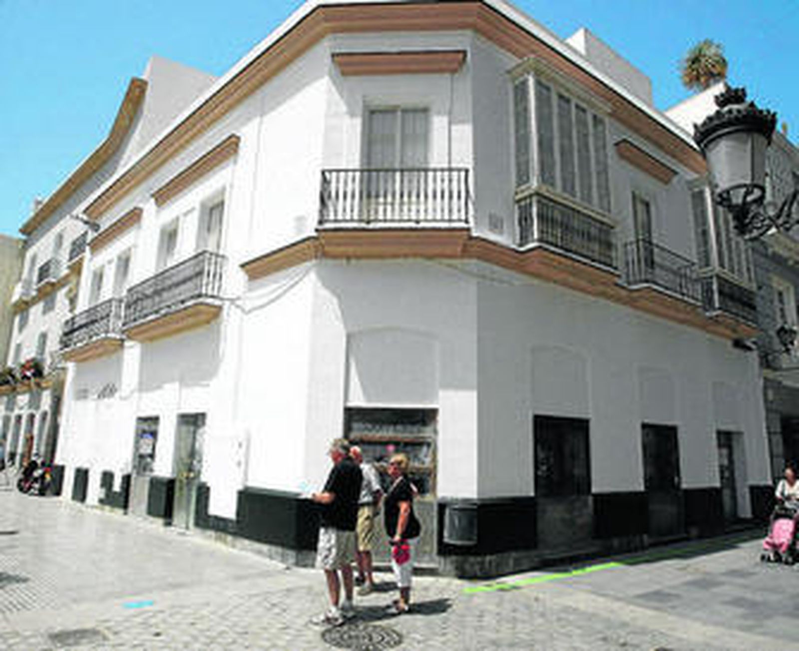 Fachada del antiguo café Novelty, donde próximamente abrirá un nuevo negocio en la mitad del local.