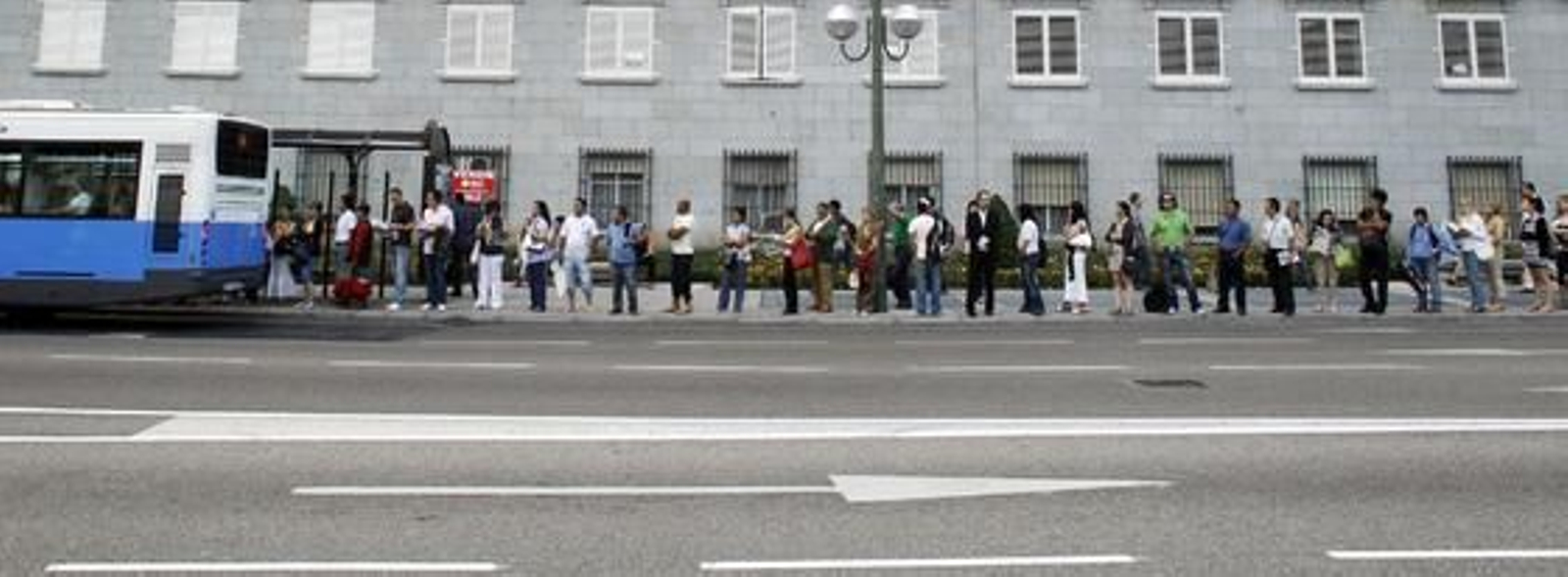 El paro de los empleados del Metro, que no cuenta con servicios mínimos, provoca desde el lunes el caos circulatorio en la capital. 

Foto: Agencias