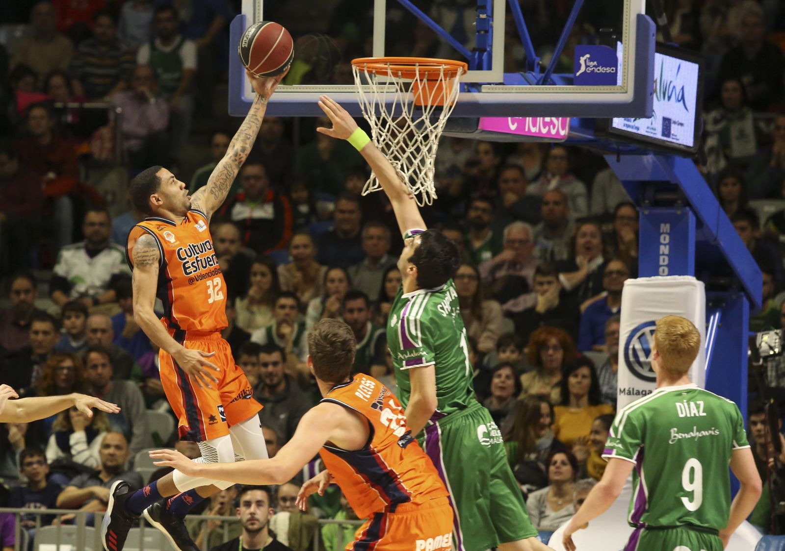 Giorgi Shermadini intenta taponar a Erick Green.