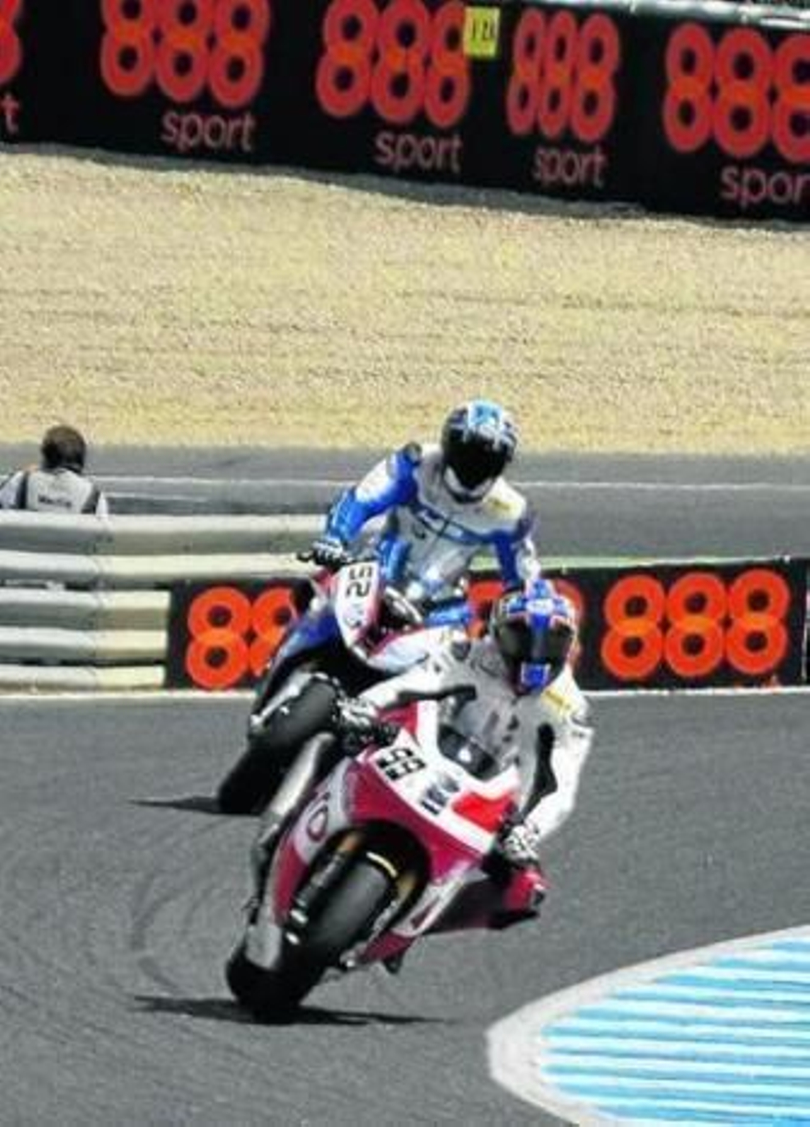 Pilotos en acción durante los entrenamientos de ayer.