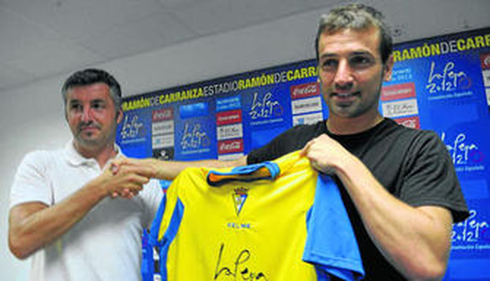 Roberto Suárez y Aarón Bueno se estrechan la mano durante la presentación con la camiseta del Cádiz de testigo.