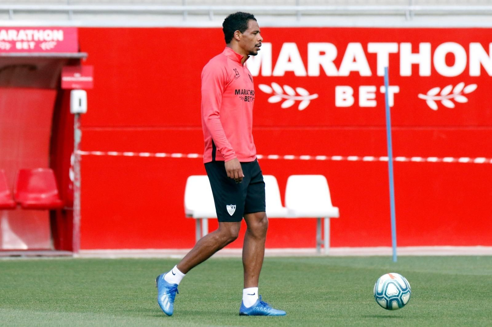 Fernando, este domingo, ante una valla con Marathon Bet, el principal patrocinador del Sevilla.