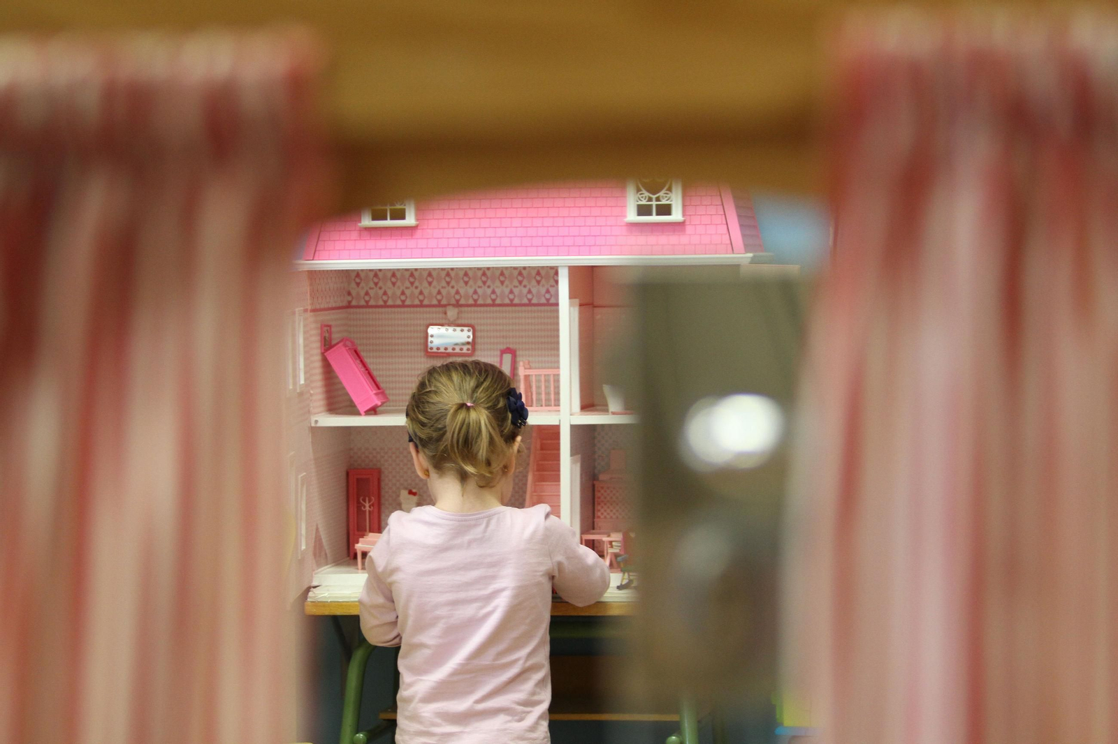 Una menor en un centro de atención a la infancia, en una imagen de archivo.