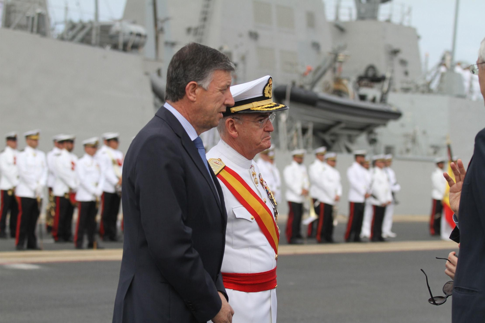 Entrega de la bandera de combate a la fragata Cristobal Colón