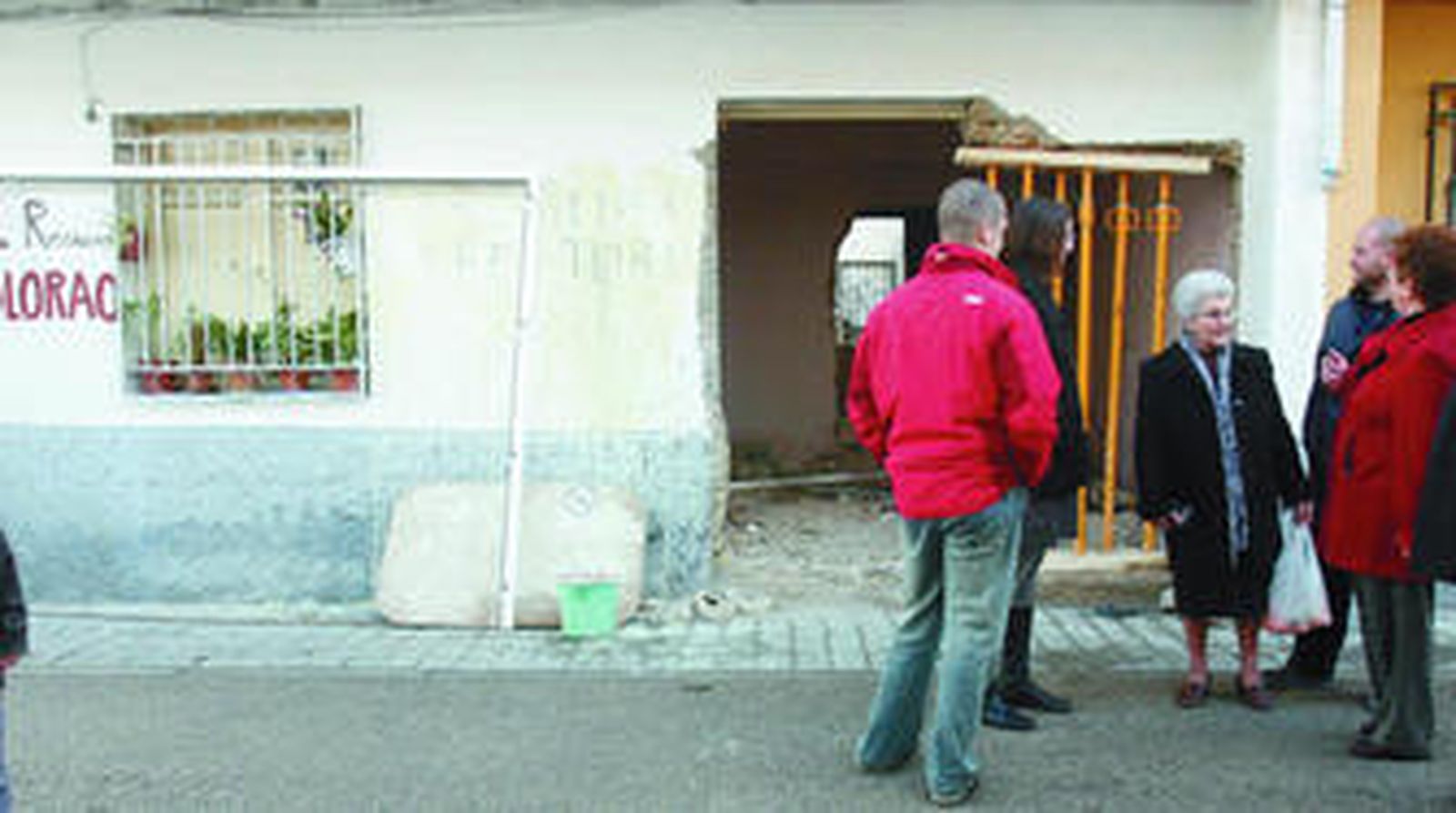 La fachada ha tenido que ser apuntalada porque peligra la estructura del edificio.