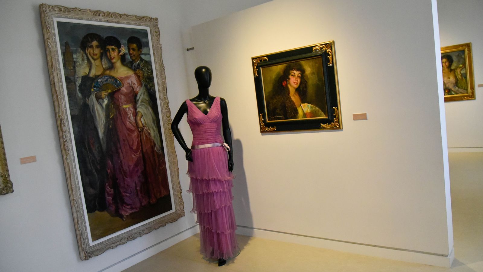 Exposición ' Vísteme: de la Alta Costura al Arte, 90 años de historia de la moda' en el Museo Cruz Herrera