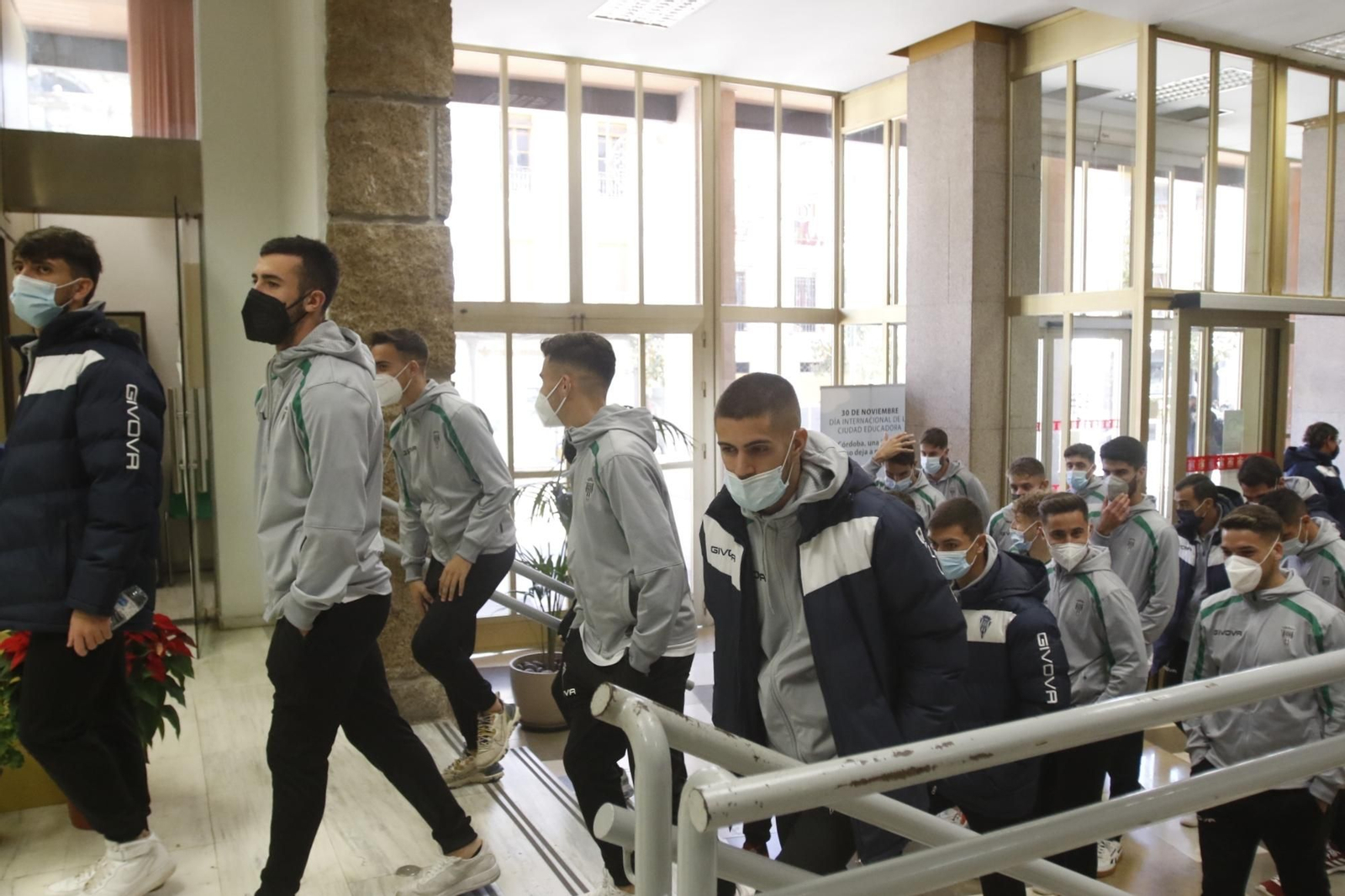 Las imágenes de la visita del Córdoba CF al Ayuntamiento tras ganar la Copa RFEF