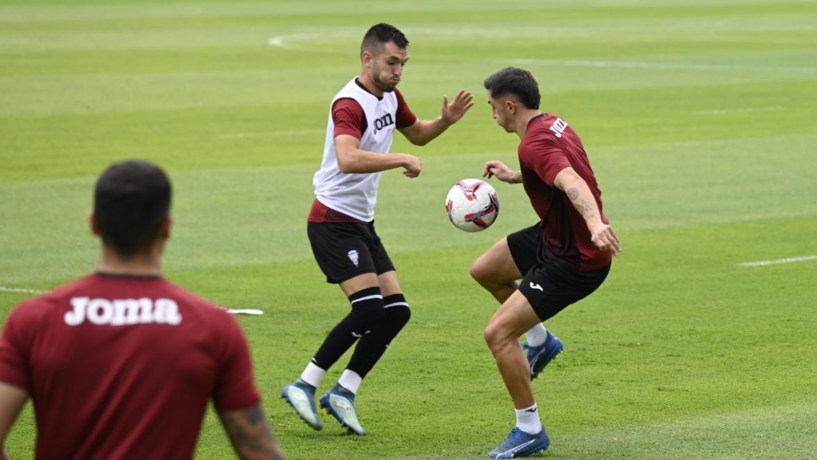 Adrián Lapeña y Carracedo pugna por el balón en un entrenamiento del Córdoba CF.