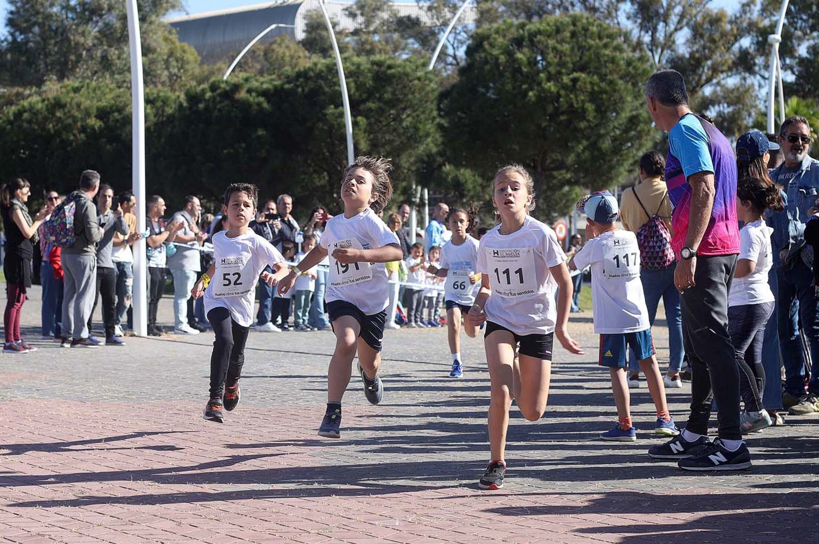 Imágenes de la carrera infantil previa a la "10K Puerta del Descubrimiento"