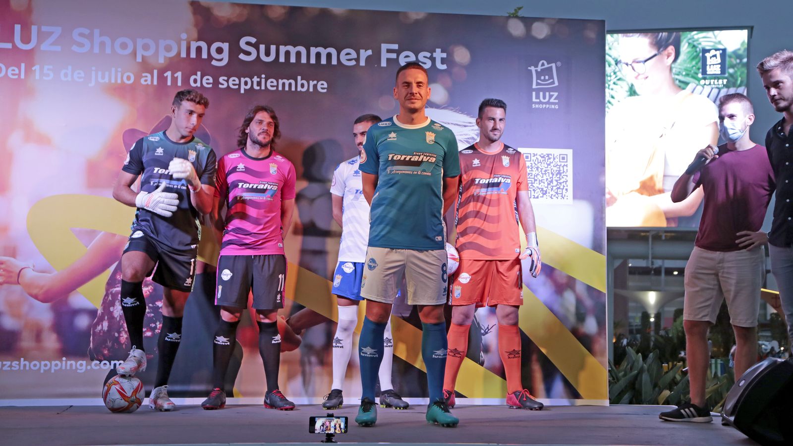 Imágenes de la presentación de las nuevas camisetas del Xerez CD en Luz Shopping