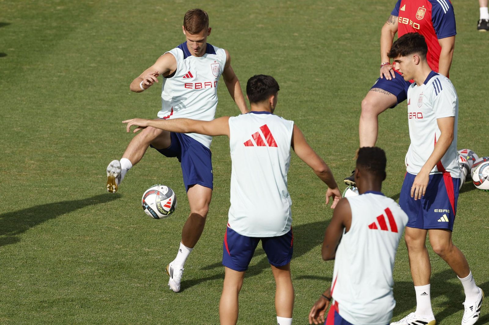 Dean Huijsen sonríe con España mientras espera a Isco