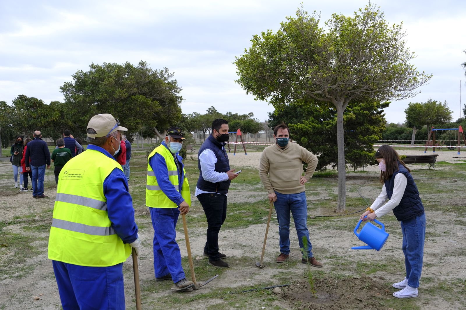 Plantación de árboles en el Parque del Andarax. Día de Andalucía.