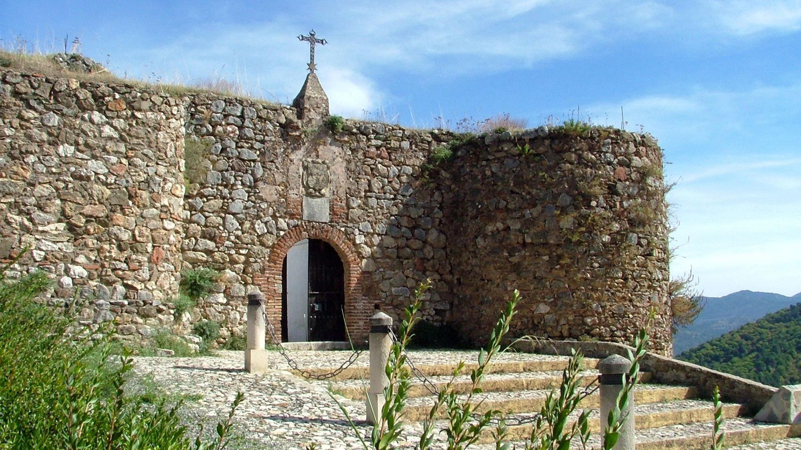Entrada al castillo cementerio de Benadalid.